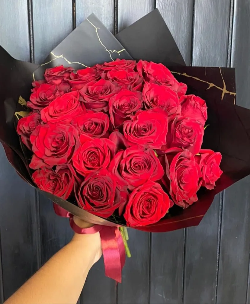 Bouquet de rosas rojas con papel coreano negro