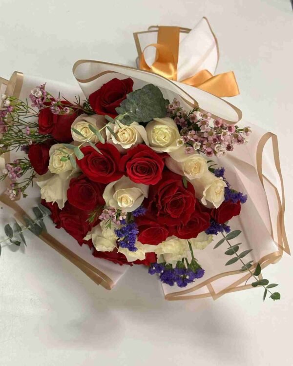 Bouquet de Rosas Rojas y Blancas y Eucalipto