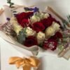 Bouquet de Rosas Rojas y Blancas y Eucalipto