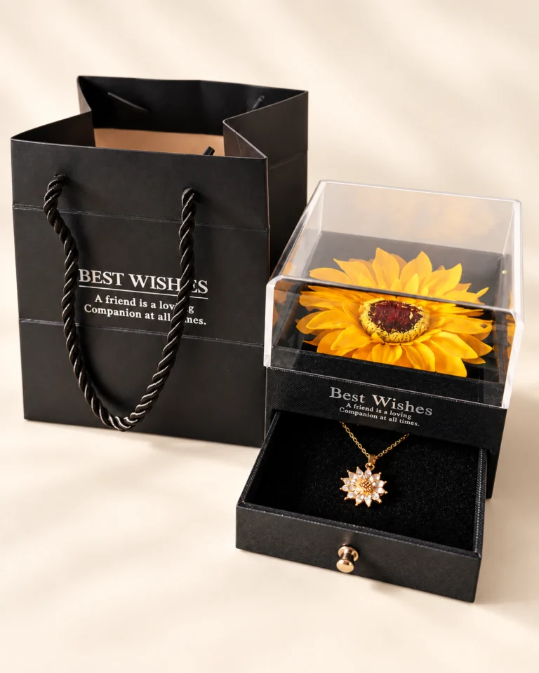 Joyero con girasol decorativo y collar floral acompañado de bolsa negra