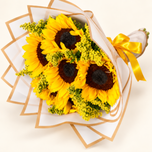 Bouquet de 6 girasoles con envoltura clara de bordes dorados y lazo amarillo