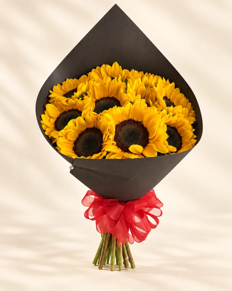 Ramo de 10 girasoles amarillos en cartulina negra