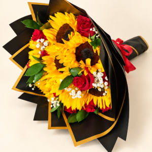 Bouquet de girasoles y rosas rojas con envoltura negra de bordes dorados