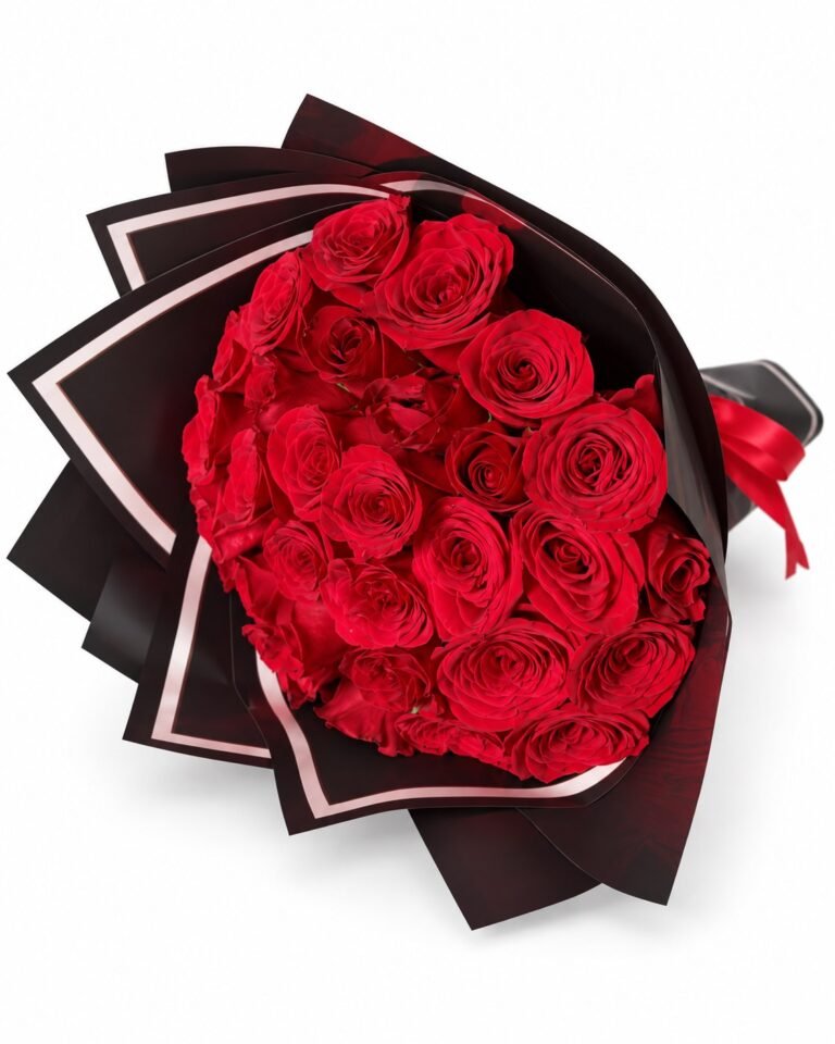 Bouquet de rosas rojas en papel coreano negro con bordes claros y lazo rojo