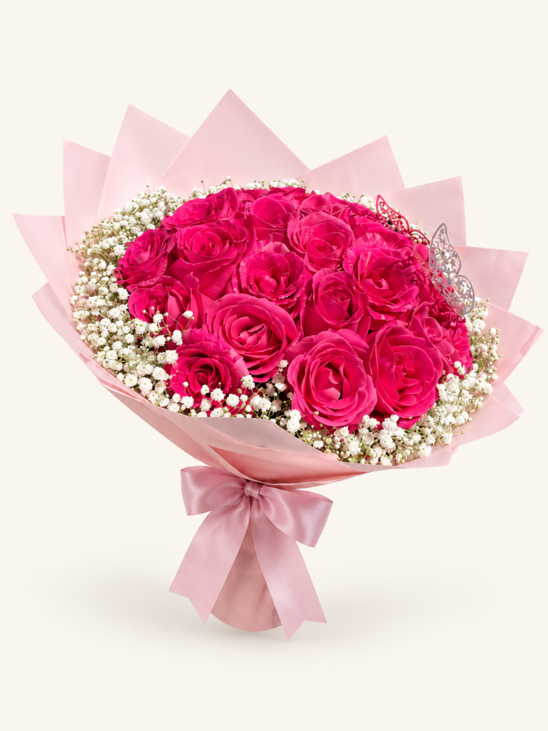 Buqué de 24 rosas fucsias con follaje y flores blancas de acompañamiento, envoltura rosada y lazo. Sobre fondo crema.