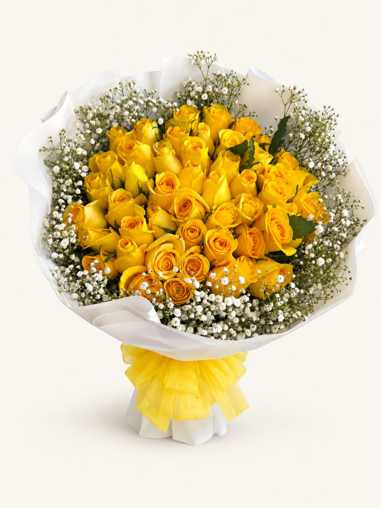 Buqué de 50 rosas amarillas con flores blancas de acompañamiento, envoltura blanca y lazo amarillo. Sobre fondo crema.