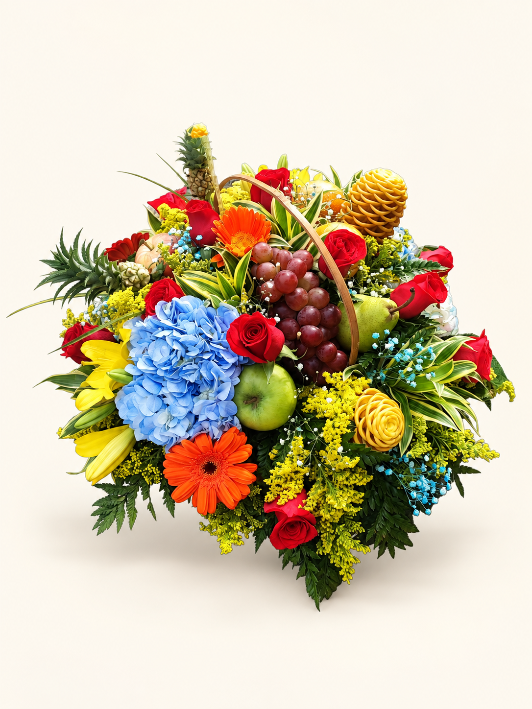 Canasta con frutas variadas, rosas rojas, hortensias azules, gerberas, lirios y follaje. Sobre fondo crema.