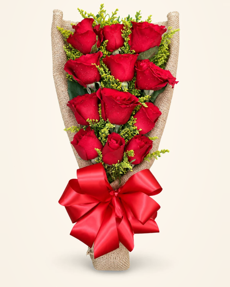 Engalanado de 12 rosas rojas