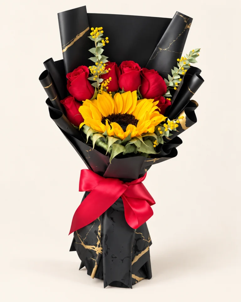 Mini ramo de 1 girasol y 6 rosas rojas con envoltura negra y lazo rojo sobre fondo claro