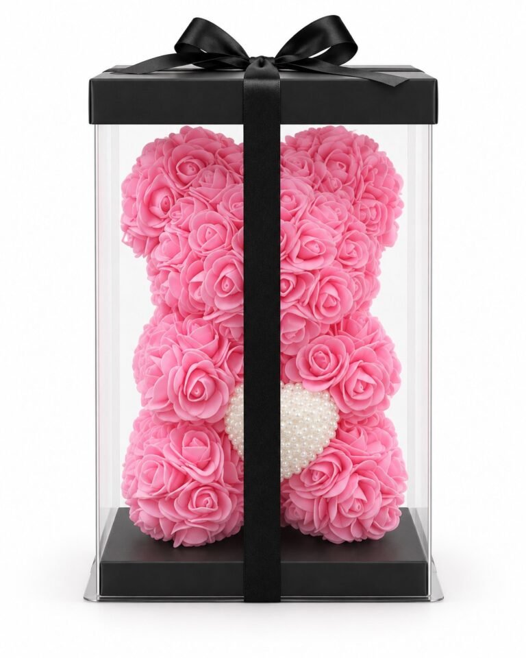 Oso de rosas artificiales rosadas con corazón de perlas blancas en caja transparente