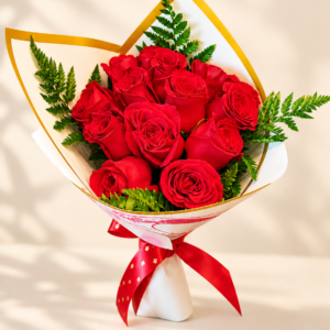 Ramo de rosas rojas con follaje y envoltura blanca y dorada