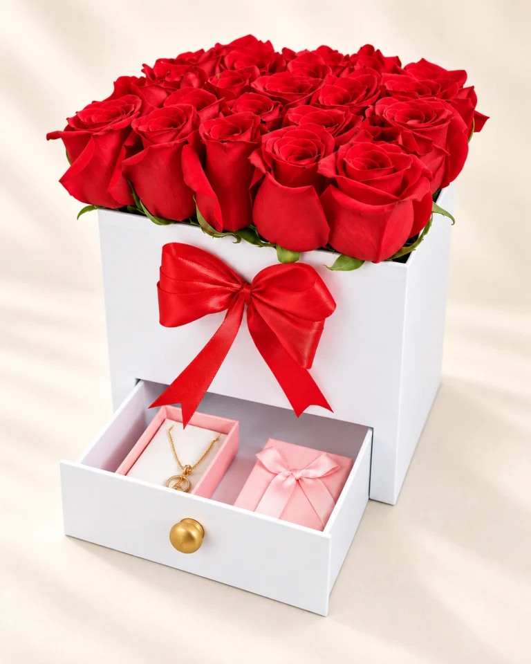 Caja blanca de rosas rojas con lazo rojo y cajón con collar