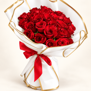 Bouquet de 24 rosas rojas en papel blanco con bordes dorados y lazo rojo
