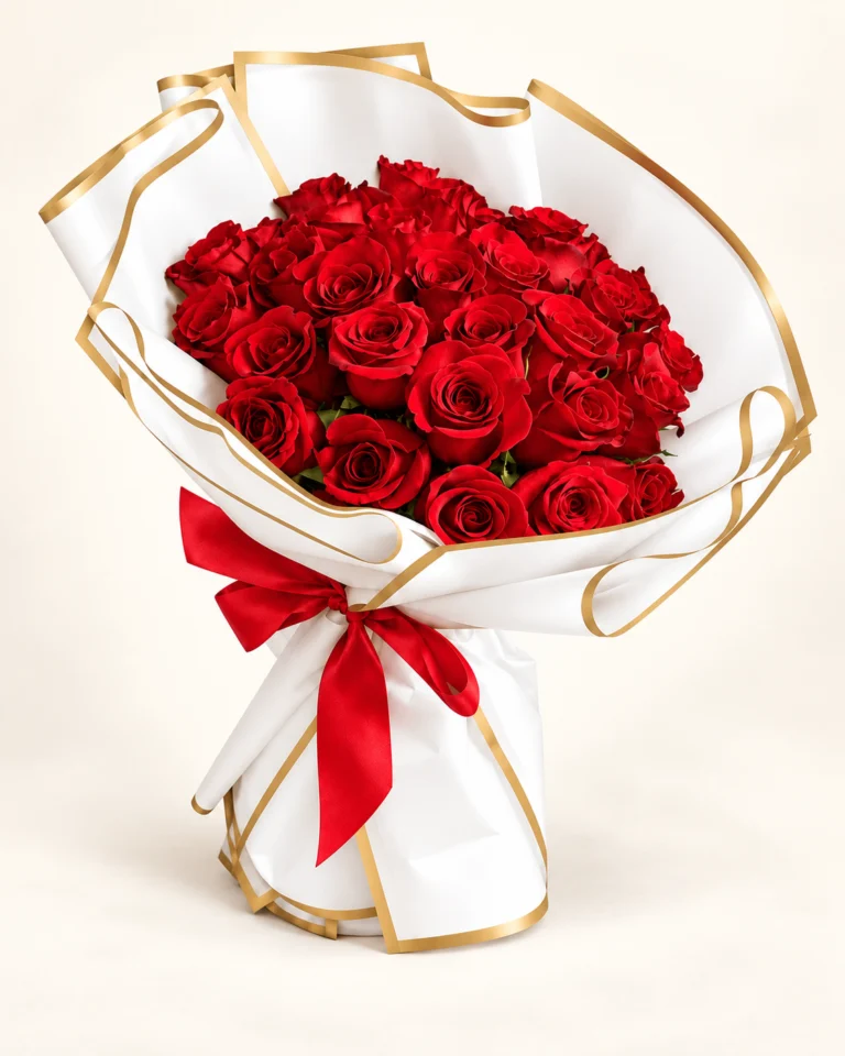 Bouquet de 24 rosas rojas en papel blanco con bordes dorados y lazo rojo
