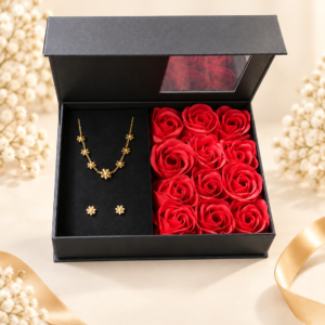 Estuche negro abierto con rosas rojas, collar y aretes florales