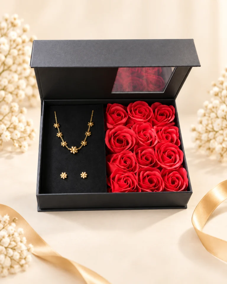 Estuche negro abierto con rosas rojas, collar y aretes florales