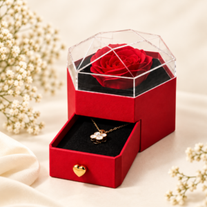 Joyero rojo geométrico con rosa roja y collar de flor