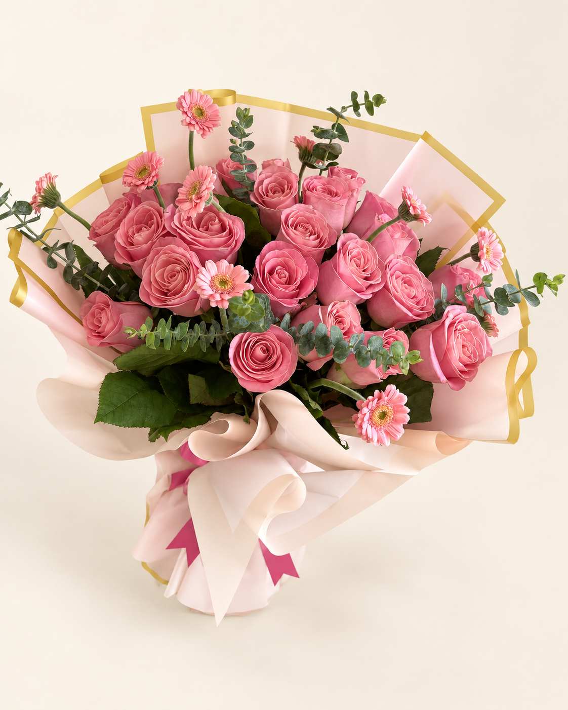 Vista adicional del ramo de 24 rosas rosadas con eucalipto y flores decorativas sobre fondo claro