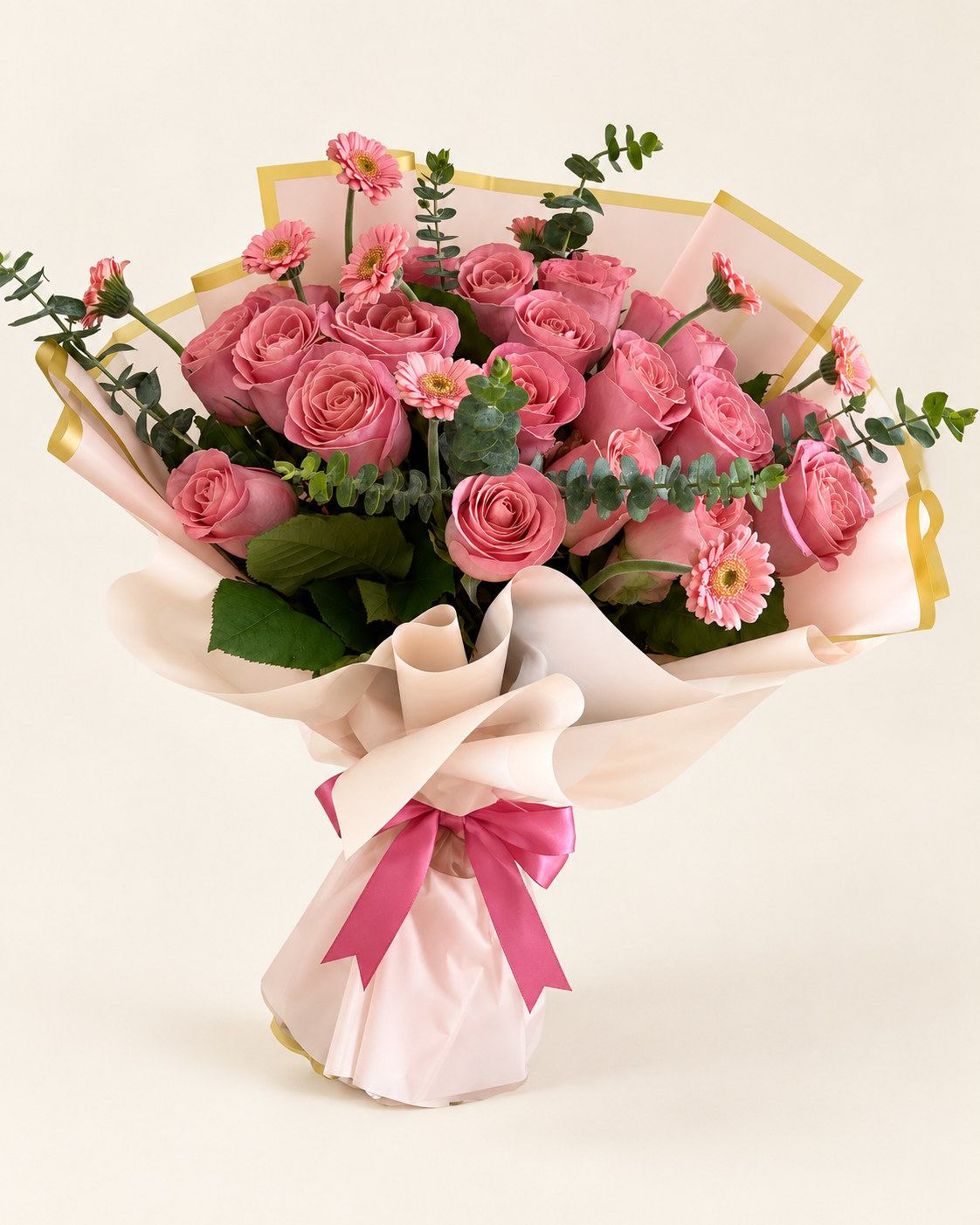Ramo de 24 rosas rosadas con eucalipto, envoltura clara y lazo rosado sobre fondo claro