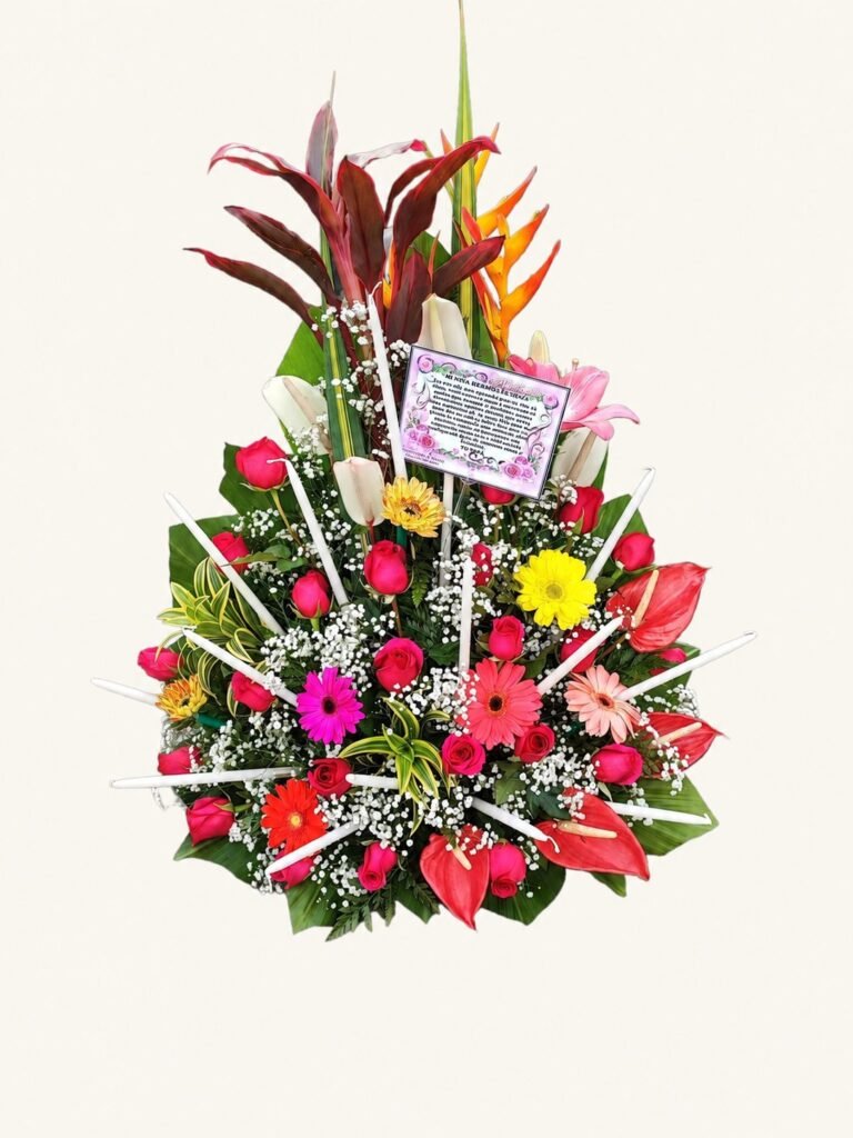 Arreglo de 15 años con rosas rojas y anturios en Manizales sobre fondo crema