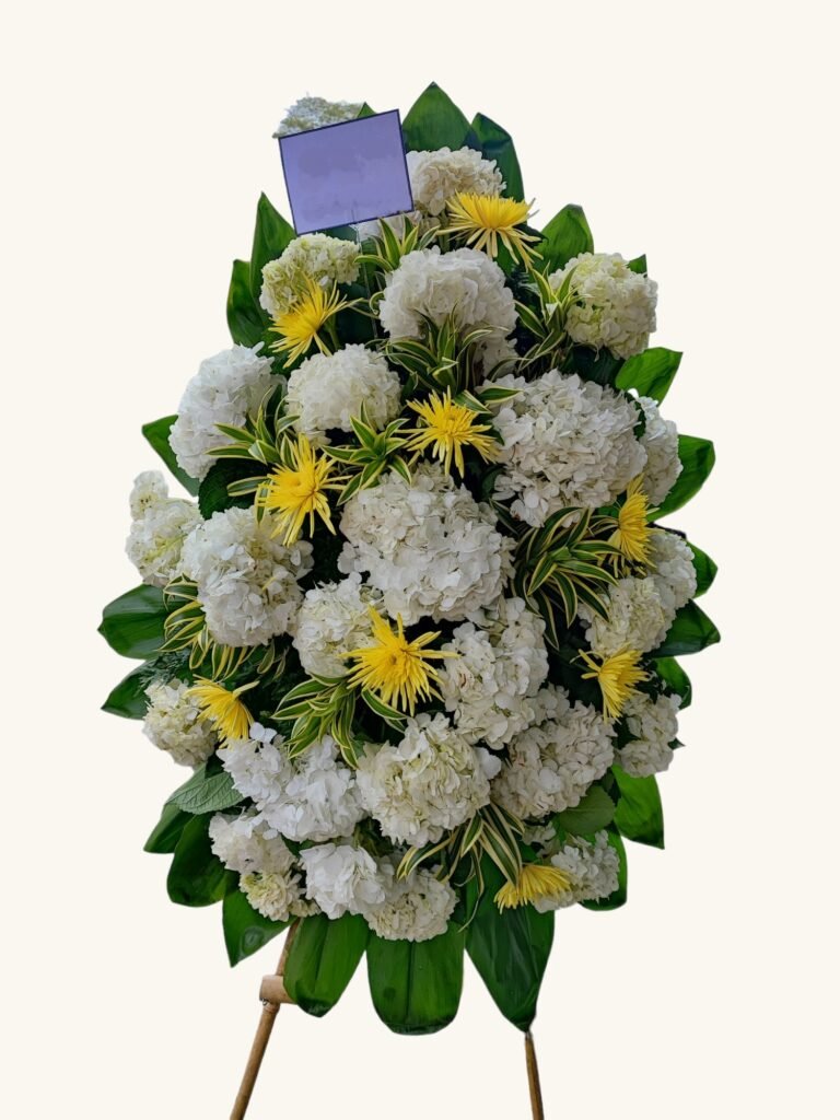 Ramo fúnebre de hortensias blancas y crisantemos amarillos para condolencias en Manizales