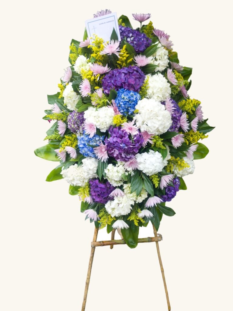 Ramo fúnebre de hortensias blancas, moradas y azules para condolencias en Manizales