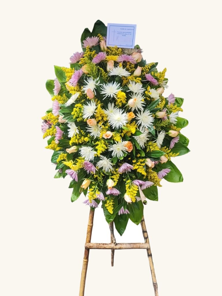 Ramo fúnebre en tonos rosados, amarillos y blancos para condolencias en Manizales
