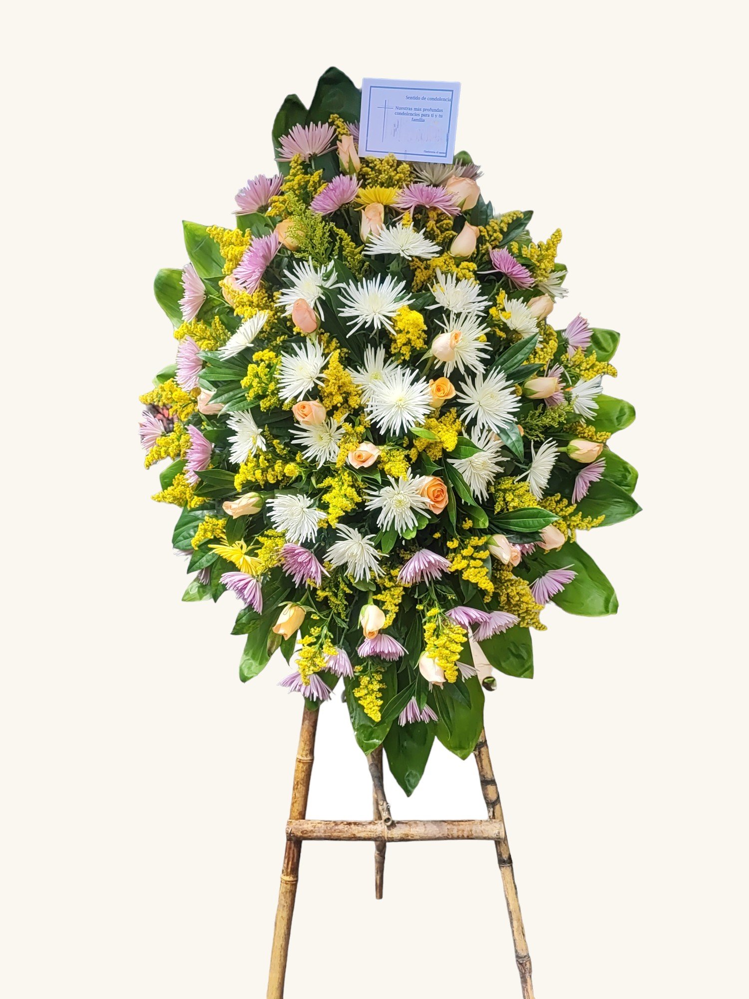 Ramo fúnebre en tonos rosados, amarillos y blancos para condolencias en Manizales