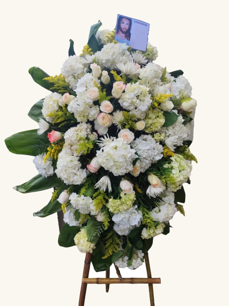 Arreglo fúnebre de rosas blancas y rosadas con hortensias para condolencias en Manizales