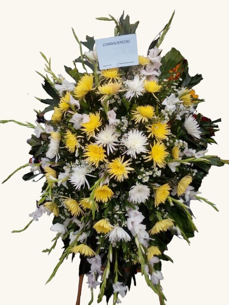 Arreglo fúnebre en tonos amarillos y blancos para condolencias en Manizales
