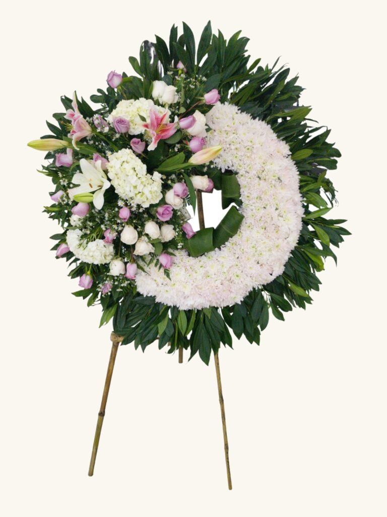 Corona fúnebre en forma de corazón con rosas rosadas para condolencias en Manizales
