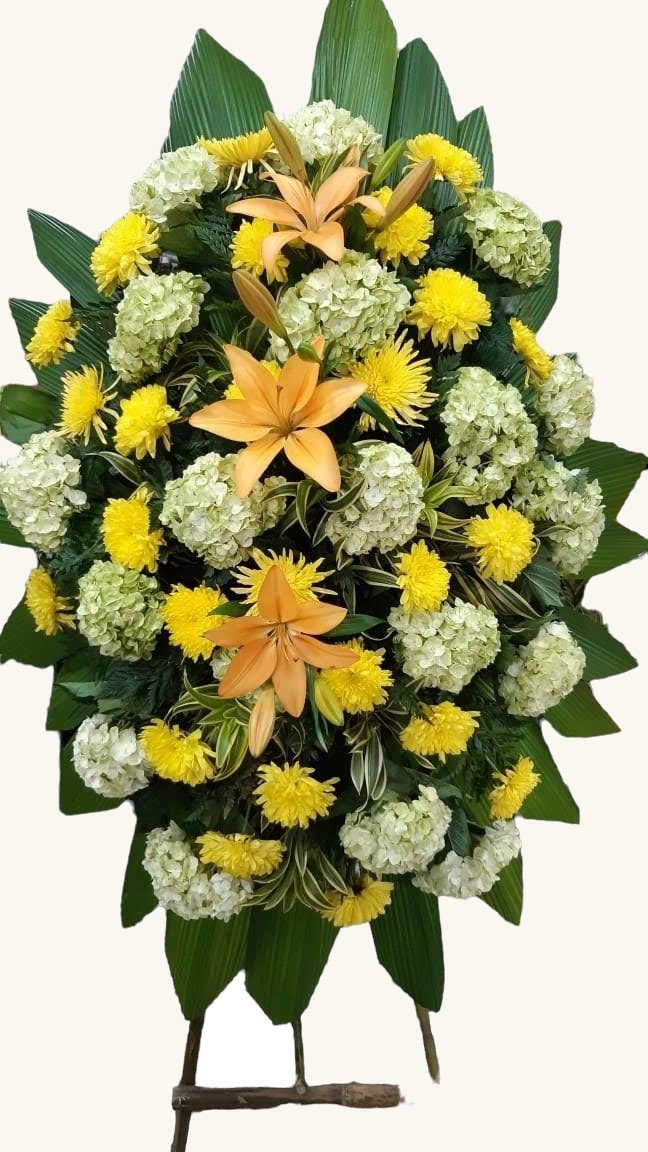 Ramo fúnebre de lirios amarillos y flores de temporada para condolencias en Manizales