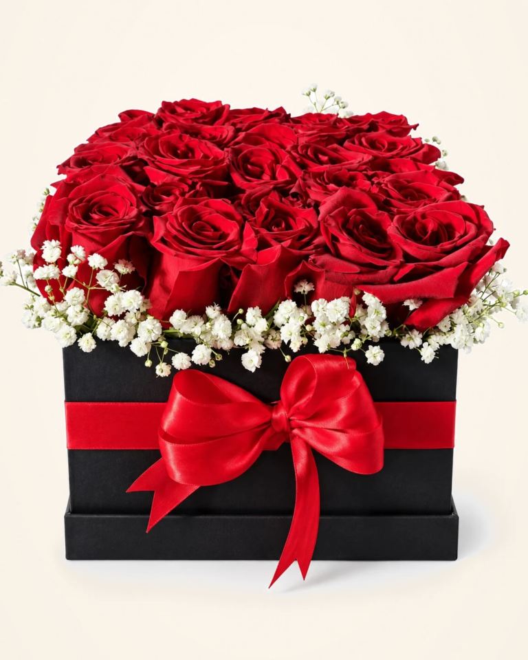Rosas rojas en caja negra con lazo rojo